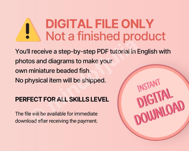 Pu&ograve; includere: Annuncio di file digitale su sfondo rosa. Il testo recita "SOLO FILE DIGITALE" e "DOWNLOAD DIGITALE IMMEDIATO". Include le istruzioni per un tutorial PDF passo passo per realizzare pesciolini di perline.