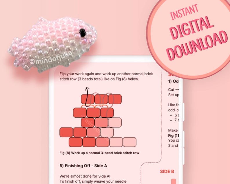 Pu&ograve; includere: Una figurina di pesce rosa perlato con occhi neri &egrave; sopra una grafica di download digitale. L'immagine include le istruzioni per una fila di punti a mattoni e il testo "Download digitale istantaneo."