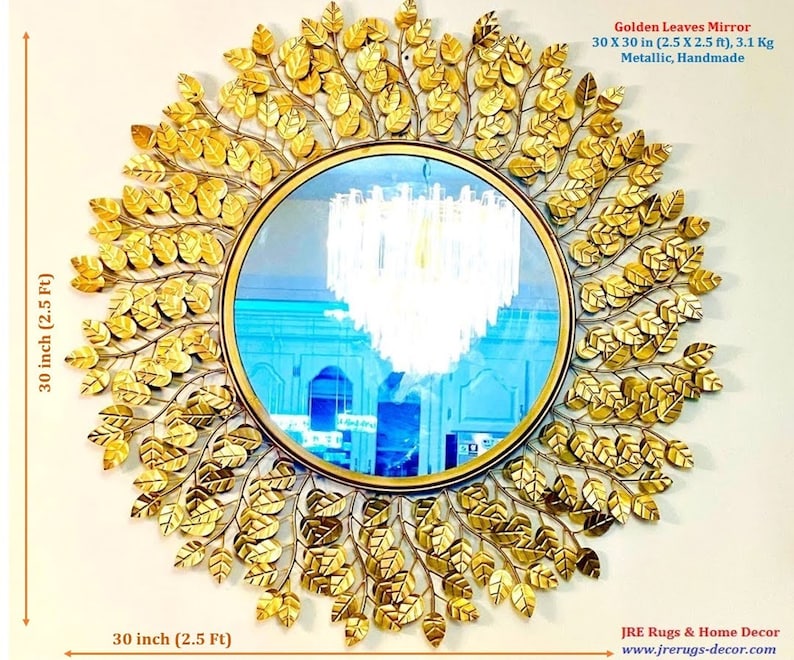 K&ouml;nnte beinhalten: Ein runder Spiegel aus vergoldetem Metall mit einem Blattdesign um den Umfang. Der Spiegel hat einen Durchmesser von 76 cm und wiegt 3,1 kg. Der Text "Golden Leaves Mirror" ist auf dem Bild zu sehen.