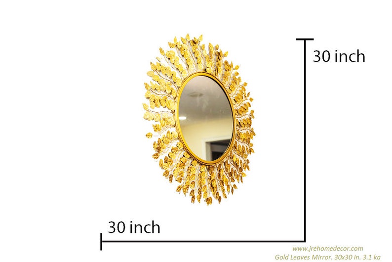 K&ouml;nnte beinhalten: Ein runder goldener Spiegel mit einem dekorativen Design aus goldenen Bl&auml;ttern um den Umfang. Der Spiegel hat einen Durchmesser von 76 cm.