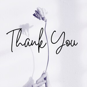 K&ouml;nnte beinhalten: Eine einfache Dankeskarte mit einer einzelnen Blume in einer Hand. Der Hintergrund ist helllila.