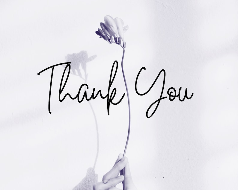 K&ouml;nnte beinhalten: Eine einfache Dankeskarte mit einer einzelnen Blume in einer Hand. Der Hintergrund ist helllila.