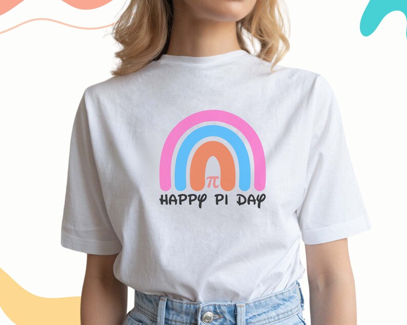K&ouml;nnte beinhalten: Wei&szlig;es T-Shirt mit einem Regenbogen-Design und dem Text "Happy Pi Day" mit einem Pi-Symbol in der Mitte des Regenbogens.