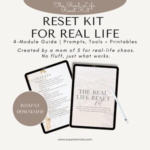 Könnte beinhalten: Ein Bild eines digitalen Downloads mit dem Titel "The Real-Life Reset Kit". Das Kit enthält einen 4-Modul-Leitfaden mit Eingabeaufforderungen, Tools und Druckvorlagen. Das Bild zeigt zwei Tablets, eines mit dem Inhalt und das andere mit dem Titel des Kits und einem Stift.
