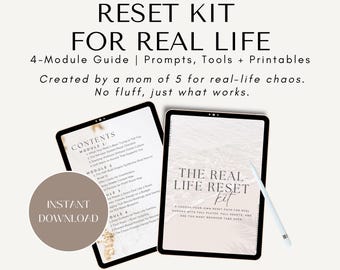 Puede incluir: Imagen de una descarga digital titulada "The Real-Life Reset Kit". El kit incluye una guía de 4 módulos con indicaciones, herramientas e imprimibles. La imagen muestra dos tabletas, una que muestra el contenido y la otra el título del kit y un lápiz óptico.