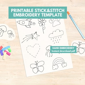 Peut inclure: Une feuille de papier blanche avec des dessins au trait noirs d'une fusée, d'une fleur, d'une patte, d'un nuage, d'une étoile, d'un cœur, d'une méduse, d'un papillon et d'un arc-en-ciel. Le texte en haut indique "Printable Stick & Stitch Embroidery Template". Un crayon bleu et des craies sont également visibles.