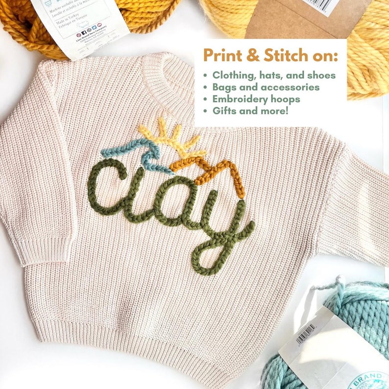 Pode incluir: Um su&eacute;ter de malha bege com a palavra "clay" bordada em fio verde, azul, amarelo e laranja. O texto "Imprima e costure em:" est&aacute; escrito acima do su&eacute;ter, seguido de uma lista de itens em que o design pode ser costurado, incluindo roupas, chap&eacute;us, sapatos, bolsas, acess&oacute;rios, argolas de bordado e presentes.