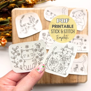 Può includere: Una collezione di modelli stampabili stick and stitch con disegni di gatti. I modelli presentano gatti in varie pose e con motivi floreali. Il testo "PDF Printable Stick & Stitch Template" è in un cerchio giallo.