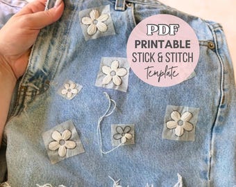 Könnte beinhalten: Hellblaue Jeansshorts mit mehreren quadratischen Aufnähern mit weißen gestickten Blumenmotiven. Eine kreisförmige rosa Überlagerung zeigt den Text PDF PRINTABLE STICK & STITCH Template. Die Shorts haben einen ausgefransten Saum.