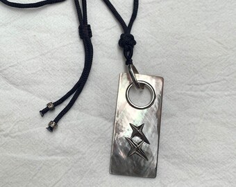 Rectángulo gris Concha natural de nácar con colgante estrella de plata de ley / Cordón negro ajustable Collar de hombre