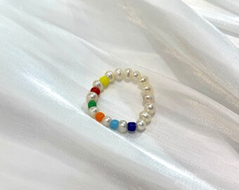 Delicado anillo elástico de perlas / Perlas de agua dulce con anillo ajustable de cuentas rellenas de oro / Anillo de perla genuino / Regalo para ella