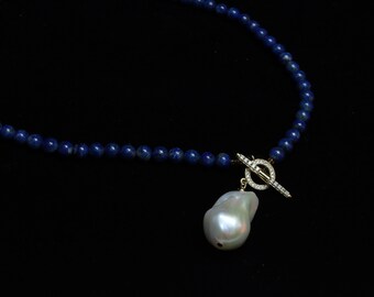 Collar de cuentas de lapislázuli azul con colgante de perlas barrocas grandes naturales / collar de hebilla OT