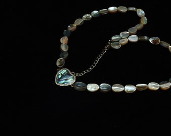 Collar de cuentas de concha de abulón natural / Auténtica gargantilla de concha de paua colorida / Colgante de corazón