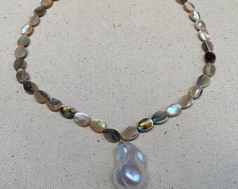 Collar de cuentas de concha de abulón natural / Colgante de perlas barrocas genuinas hechas a mano / Joyería Boho