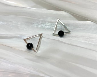 Pendiente triángulo geométrico plateado / pendiente colgante de ágata negra