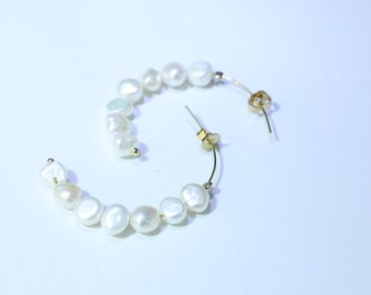 Pendiente de perla barroca envuelta en alambre / Pendiente de arco lleno de oro / Delicada joyería nupcial / Pendiente de perlas de agua dulce