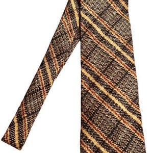 Könnte beinhalten: Eine braun-beige karierte Krawatte mit diagonalen Streifen. Die Krawatte hat ein strukturiertes Aussehen und ein klassisches Design. Die Farben umfassen Brauntöne, Beige und einen Hauch von Rot. Diese Krawatte eignet sich für formelle oder geschäftliche Anlässe.