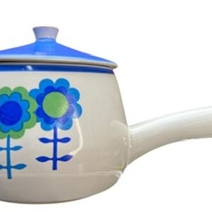 Może przedstawiać: Biały ceramiczny czajnik z niebieską pokrywką i niebiesko-zielonym wzorem kwiatowym. Czajnik ma uchwyt po boku.