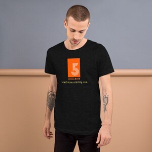 Puede incluir: Camiseta negra con un gráfico naranja del número 5 con el texto "A11Y" y "html5accessibility.com" debajo.