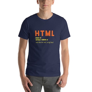 Può includere: Una t-shirt blu navy con il testo "HTML" in arancione e "CHECK IT BEFORE U WRECK IT" e "validator.w3.org/nu/" in giallo.