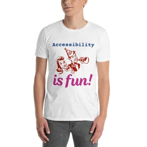 Könnte beinhalten: Weißes T-Shirt mit einer roten und blauen Illustration eines Paares, das mit Partyhüten und einem Lärmmacher feiert. Der Text "Accessibility is fun!" ist auf das T-Shirt gedruckt.