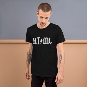 Puede incluir: Camiseta negra con un gráfico blanco de la palabra "HTML" en una fuente de banda de rock con un rayo.
