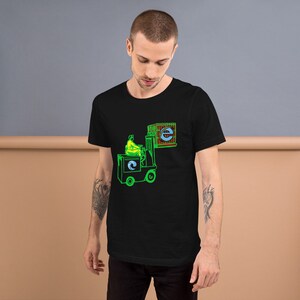 Könnte beinhalten: Ein schwarzes T-Shirt mit einer grünen Grafik eines Gabelstaplers, der eine Kiste mit dem Buchstaben "e" darauf trägt.