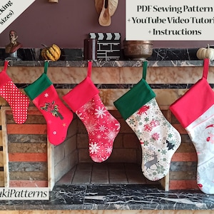 Puede incluir: Cinco calcetines de Navidad colgados en una repisa de chimenea. Los calcetines están hechos de tela roja, verde y blanca con varios patrones navideños. Los calcetines están etiquetados "Patrón de costura PDF + Tutorial de video de YouTube + Instrucciones".