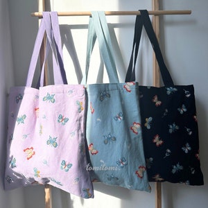 Lila und Blau Schmetterling bestickt, Blumen Einkaufstasche mit versteckten Taschen und zwei Griffen | Langlebiges Leinwandgeschenk für ihren Frühlingsgeburtstag