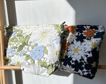 Handgemachte gehäkelte Blumenkosmetiktasche mit Reißverschlüssen | Grün und Marine Schminktasche | Toilettenartikel | Geschenk für Sie | Bestes Geschenk