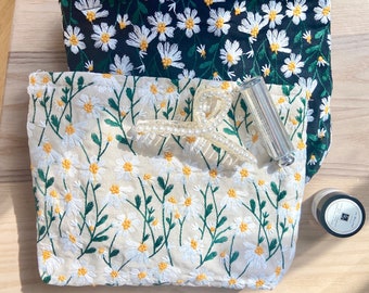 Stickerei-Blumen-Make-up-Beutel | Kosmetiktasche mit Reißverschlüssen | Schminktasche | Kulturbeutel | Schwarz-weißes Gänseblümchen | Geschenk für Sie| Bestes Geschenk