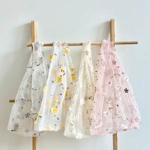 Flower Power Chic: Transparente Netztasche mit gestickten Blümchen | Netztasche für Sie | Geburtstagsgeschenk für Sie | Brautjungfer Must Have