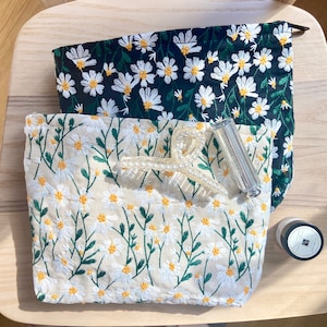 Stickerei Blumen Make-up Beutel | Kosmetiktasche mit Reißverschlüssen | Schminktasche | Kulturbeutel | Gänseblümchen schwarz und weiß | Geschenk für sie | Herbst