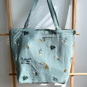 Vorbestellung Boho Gestickte Blumentasche in Sage Grün, Natur Beige, Gänseblümchen und Lavendel Design mit Reißverschluss | Geschenk für Sie
