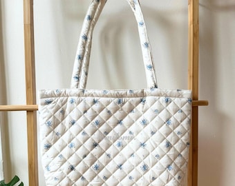 Bolso tote acolchado de algodón color crema / Bolso de hombro con estampado floral de rosas azules, de inspiración vintage