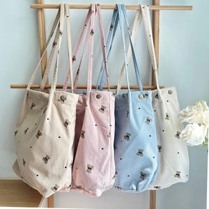 Fourre-tout en velours côtelé ours en peluche - Adorable sac à bandoulière imprimé avec fermeture magnétique et poches intérieures Doublure en toile douce | Beige Rose Bleu Crème