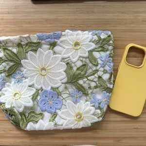 Trousse à cosmétiques florale au crochet fait main avec fermetures à glissière | Trousse de maquillage verte et bleu marine | Organiseur d'articles de toilette | cadeau pour elle | Retour à l'école