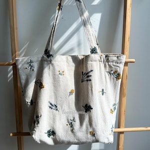 Boho Gestickte Blumen Einkaufstasche in Sage Green Natural Beige - Gänseblümchen und Lavendel Design mit Reißverschluss Perfektes Geschenk für Sie