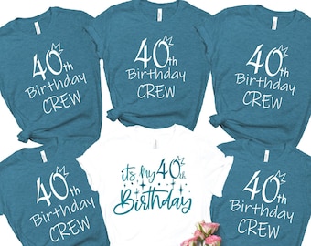 Könnte beinhalten: Sechs T-Shirts in Tealblau mit weißem Text. Vier Shirts sagen "40th Birthday Crew" und zwei Shirts sagen "It's my 40th Birthday".