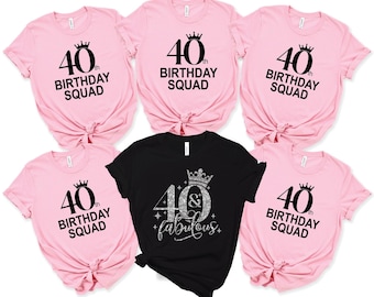 Puede incluir: Cinco camisetas de manga corta dispuestas en grupo. Cuatro camisetas rosa claro presentan el texto negro 40th BIRTHDAY SQUAD con un icono de corona. Una camiseta negra presenta el texto plateado brillante 40 & fabulous con corona y estrellas.