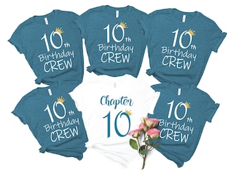 Puede incluir: Conjunto de seis camisetas azul turquesa con texto blanco que dice "10th Birthday Crew" y una corona dorada. Una camiseta blanca tiene texto azul turquesa que dice "Chapter 10" con una corona dorada.