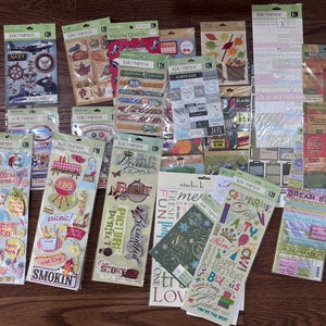 Hojas de calcomanías de K and Company, detalles de cartón, calcomanías para frotar, vitela, etiquetas de tela para álbumes de recortes o Junk Journal