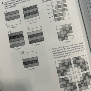 K&ouml;nnte beinhalten: Ein Bastelprojekt f&uuml;r die Herstellung eines Weihnachtskranzes. Die Anleitung zeigt, wie man Stoffstreifen in Segmente schneidet, diese zusammenn&auml;ht, um Bl&ouml;cke zu bilden, und die Bl&ouml;cke dann zu einem Kranz zusammensetzt. Das Bild enth&auml;lt ein Diagramm der Schritte und ein Beispiel f&uuml;r den fertigen Kranz.