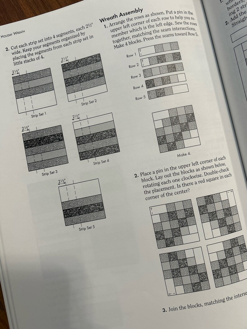 K&ouml;nnte beinhalten: Ein Bastelprojekt f&uuml;r die Herstellung eines Weihnachtskranzes. Die Anleitung zeigt, wie man Stoffstreifen in Segmente schneidet, diese zusammenn&auml;ht, um Bl&ouml;cke zu bilden, und die Bl&ouml;cke dann zu einem Kranz zusammensetzt. Das Bild enth&auml;lt ein Diagramm der Schritte und ein Beispiel f&uuml;r den fertigen Kranz.