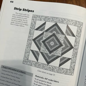 K&ouml;nnte beinhalten: Ein Quiltmuster namens "Strip Stripes" mit einem Farbfoto des fertigen Quilts. Der Quilt ist in verschiedenen Farben gehalten, darunter Lila, Fuchsia, Gr&uuml;n, Gold und Wei&szlig;. Der Quilt ist 35 1/2 Zoll mal 35 1/2 Zoll gro&szlig;. Das Muster verwendet Bl&ouml;cke von 7/8 Zoll mal 7/8 Zoll. Das Muster ben&ouml;tigt 3/8 Yard Lila, 3/8 Yard Fuchsia, 3/8 Yard Gr&uuml;n, 1/4 Yard Gold, 1/2 Yard Wei&szlig;, 1 1/8 Yard mehrfarbigen Druck f&uuml;r Bl&ouml;cke, Bord&uuml;re und Bindung sowie 1 1/8 Yard Stoff f&uuml;r die R&uuml;ckseite.
