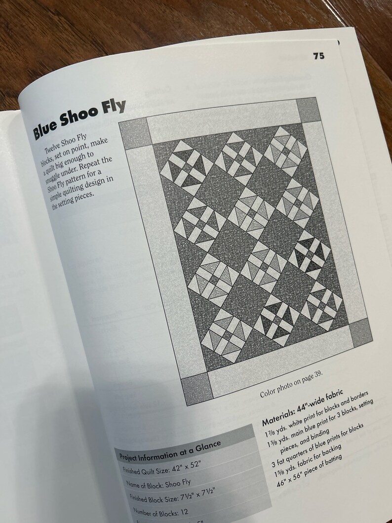 K&ouml;nnte beinhalten: Ein Quiltmuster f&uuml;r einen Quilt namens "Blue Shoo Fly". Das Muster besteht aus 12 Bl&ouml;cken, die jeweils 19 cm x 19 cm gro&szlig; sind. Der fertige Quilt misst 107 cm x 132 cm.