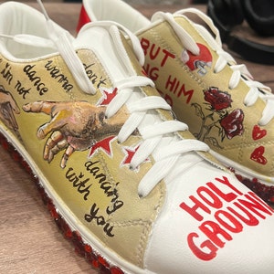 Zapatillas de cuero personalizadas, pintadas a mano, ideales para conciertos, regalos, fan art o referencias a la cultura pop. Hechas a pedido.