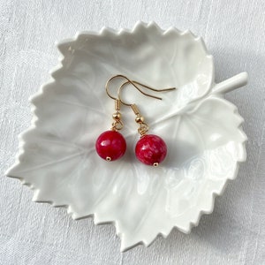 Rote Jade Ohrringe / vergoldete Hängeohrringe Naturstein / Geschenk für Sie, Mama, Freundin / Nickelfreie Ohrhänger