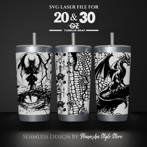Pu&ograve; includere: Tre involucri per tumbler in bianco e nero con un design a drago. Gli involucri sono per tumbler da 20 e 30 once. Il testo "SVG LASER FILE FOR 20 & 30 oz TUMBLER WRAP" &egrave; nella parte superiore dell'immagine. Il testo "Seamless DESIGN BY Hanazha Style Store" &egrave; nella parte inferiore dell'immagine.