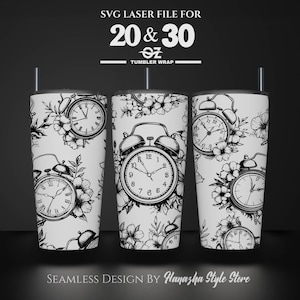 Op de afbeelding: Een naadloos ontwerp met zwarte en witte wekkers en bloemmotieven. Het ontwerp is voor een 20 of 30 ounce tumbler wrap. De tekst "SVG LASER FILE FOR 20 & 30 oz TUMBLER WRAP" staat bovenaan de afbeelding. De tekst "SEAMLESS DESIGN BY Hanazha Style Store" staat onderaan de afbeelding.
